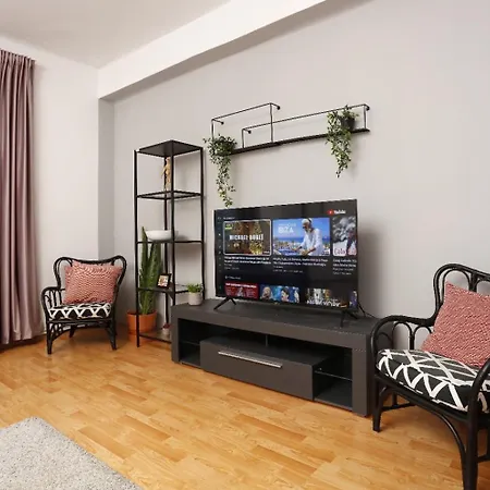 3 Bdrm In Center Appartement *